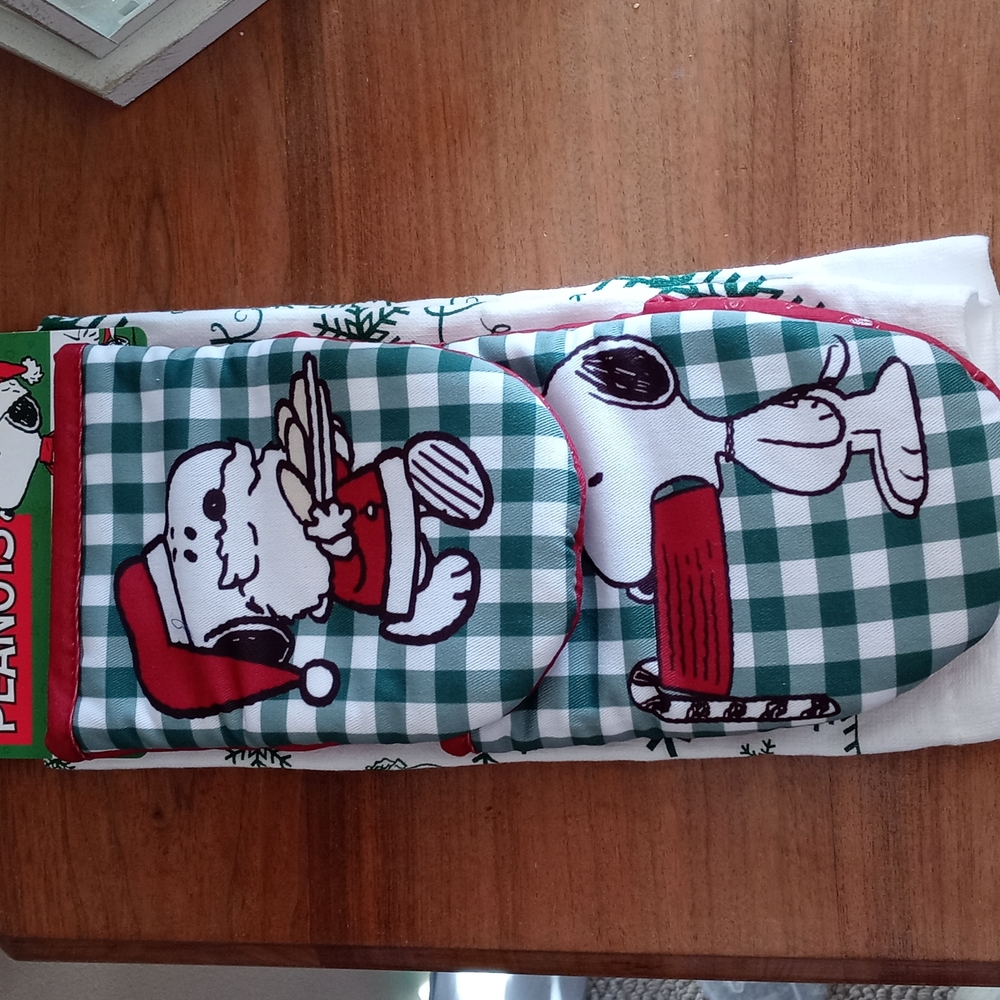 Snoopy oven mitts and towel set